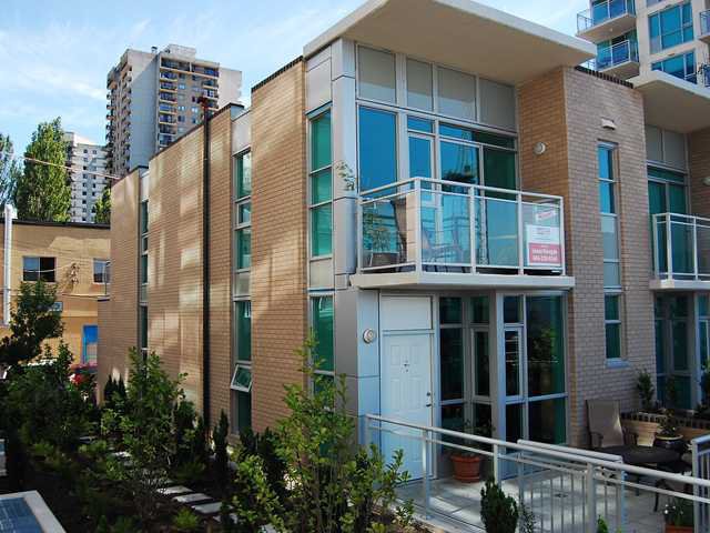 Main Photo: TH17 188 ESPLANADE ST East, Lower Lonsdale, North Vancouver, BC, V7L 4Y1 in North Vancouver: Lower Lonsdale Residential Attached for sale : MLS®# V821215