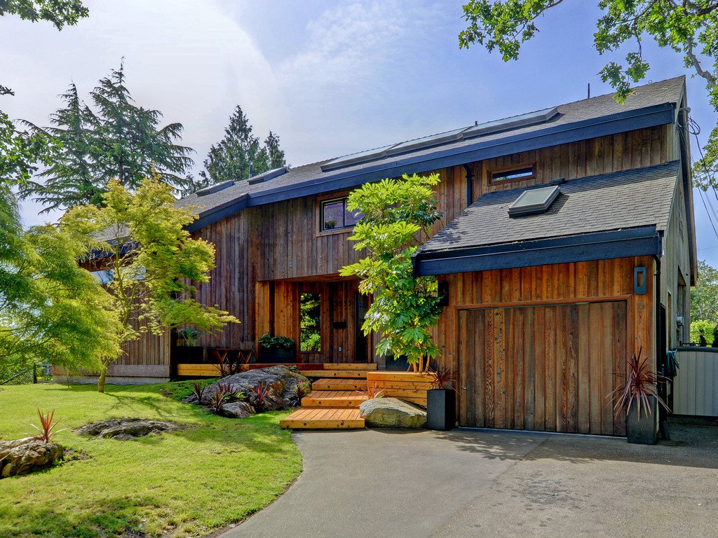 Main Photo: 3055 Valdez Place in VICTORIA: OB Uplands Single Family Detached for sale (Oak Bay) : MLS®# 350701
