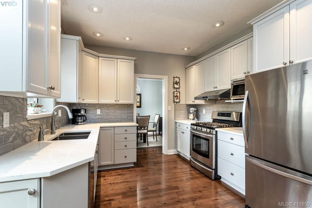 Main Photo: 1037 Leslie Dr in VICTORIA: SE Quadra Half Duplex for sale (Saanich East) : MLS®# 816161