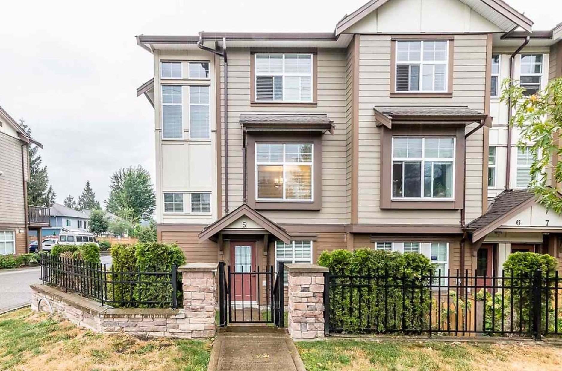 Main Photo: 5 33860 Marshall Road in Abbotsford: Townhouse for sale