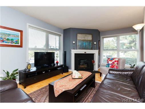 Main Photo: 206 1201 Hillside Avenue in VICTORIA: Vi Hillside Residential for sale (Victoria) : MLS®# 369934