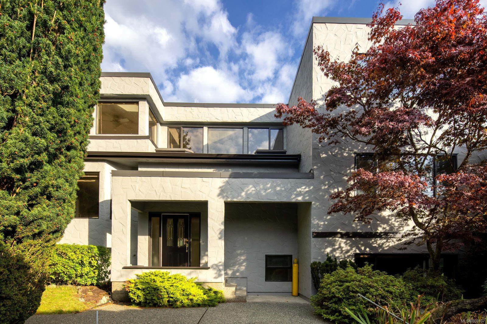 Main Photo: 1960 Cromwell Rd in : SE Mt Tolmie House for sale (Saanich East) : MLS®# 860107