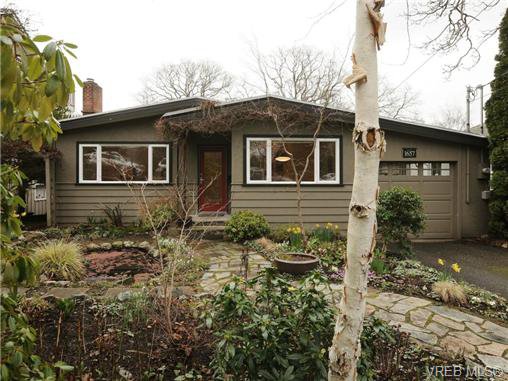 Main Photo: 1657 Yale St in VICTORIA: OB North Oak Bay House for sale (Oak Bay) : MLS®# 691411