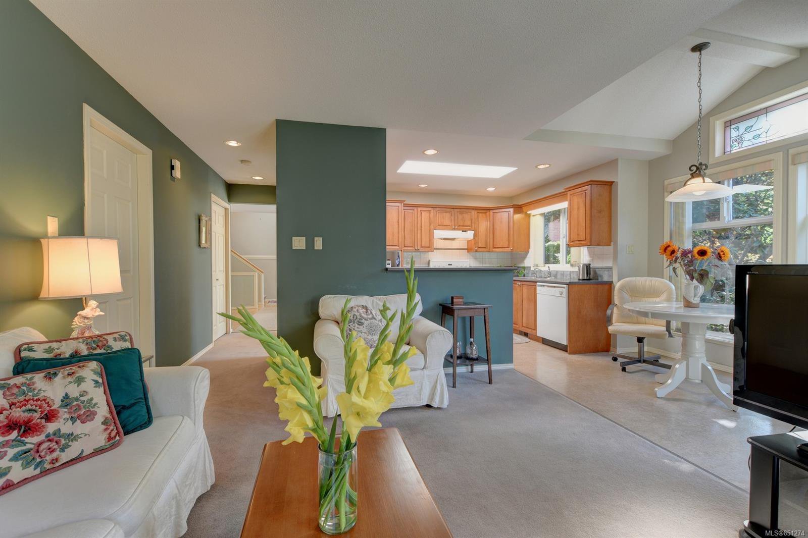 Main Photo: 6 3955 Oakwinds St in : SE Mt Doug Row/Townhouse for sale (Saanich East) : MLS®# 851274