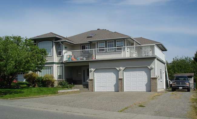 Main Photo: 27075 25th Avenue in Langley: Home for sale