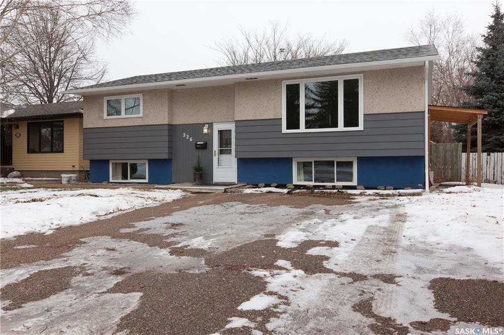 Main Photo: 226 Mount Allison Crescent in Saskatoon: West College Park Residential for sale : MLS®# SK716296