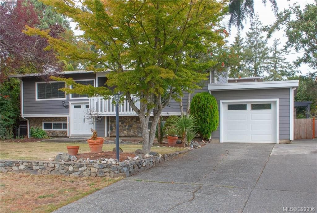 Main Photo: 860 Beckwith Ave in VICTORIA: SE Lake Hill House for sale (Saanich East) : MLS®# 797907
