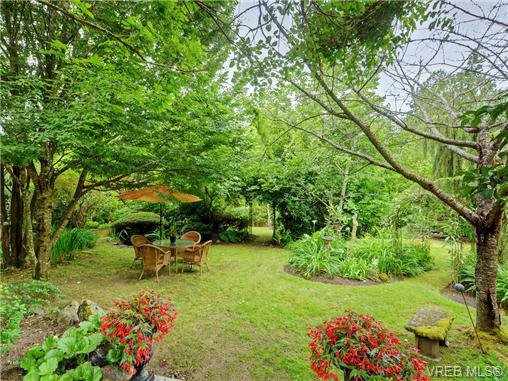 Main Photo: 5223 Santa Clara Avenue in VICTORIA: SE Cordova Bay Single Family Detached for sale (Saanich East) : MLS®# 366465