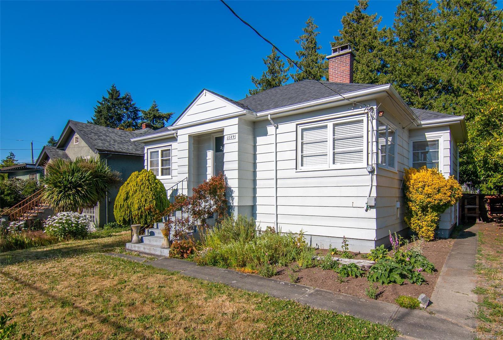 Main Photo: 3589 Savannah Ave in : SE Quadra House for sale (Saanich East) : MLS®# 852070