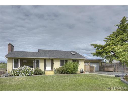ENTRY LEVEL WITH MASTER ON MAIN. BIG 2 CAR GARAGE.