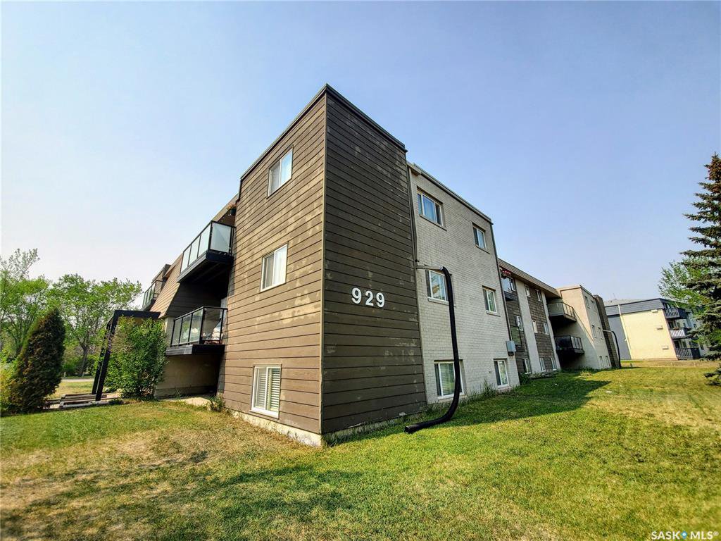 Main Photo: 301 929 Northumberland Avenue in Saskatoon: Massey Place Residential for sale : MLS®# SK774090