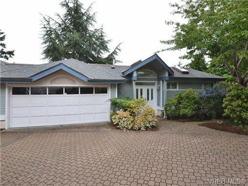 Main Photo: 5 5187 Cordova Bay Rd in VICTORIA: SE Cordova Bay Row/Townhouse for sale (Saanich East) : MLS®# 703610