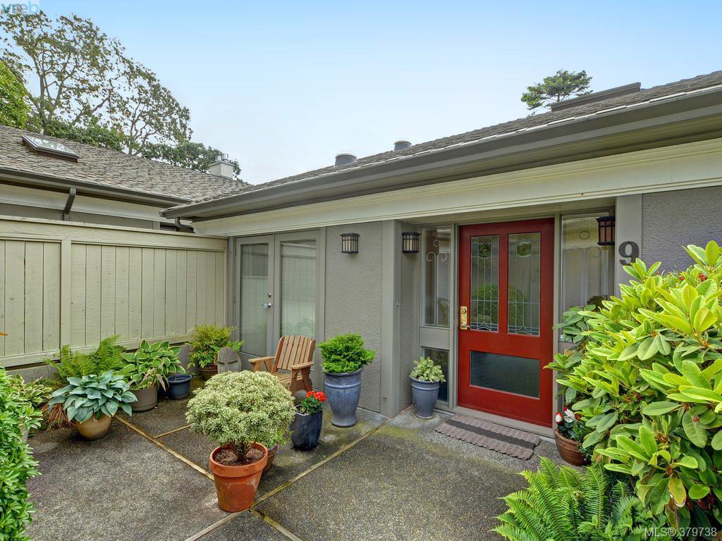 Main Photo: 9 735 MOSS Street in VICTORIA: Vi Rockland Townhouse for sale (Victoria) : MLS®# 379738