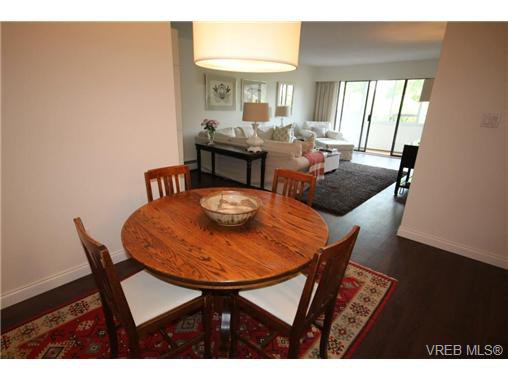 Main Photo: 205 1050 Park Blvd in VICTORIA: Vi Fairfield West Condo for sale (Victoria) : MLS®# 702718