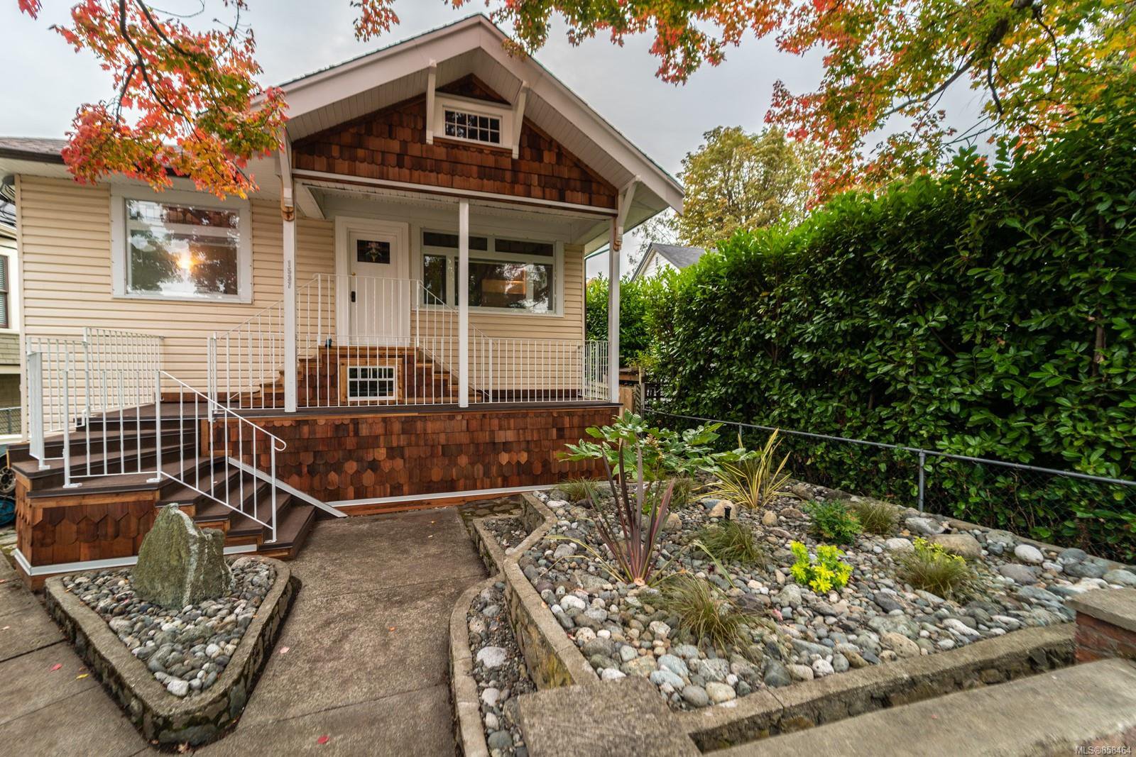 Main Photo: 1537 Bay St in : Vi Fernwood House for sale (Victoria) : MLS®# 858464