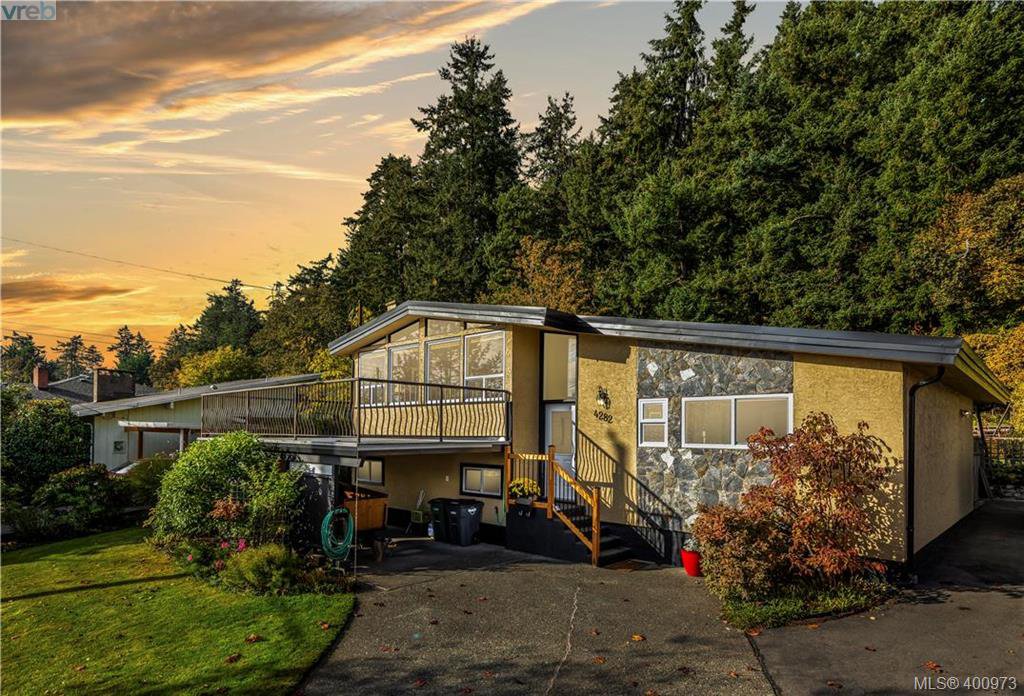 Main Photo: 4282 Parkside Cres in VICTORIA: SE Mt Doug House for sale (Saanich East) : MLS®# 799976