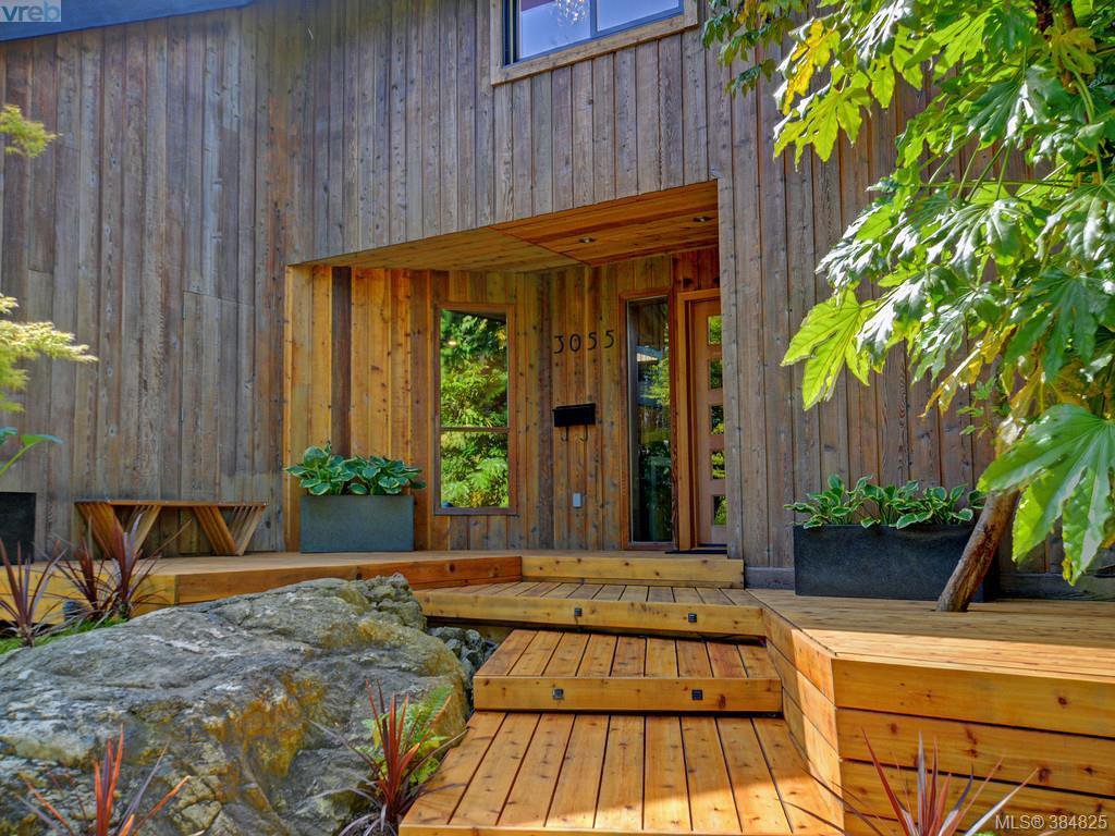 Main Photo: 3055 VALDEZ Place in VICTORIA: OB Uplands Single Family Detached for sale (Oak Bay) : MLS®# 384825