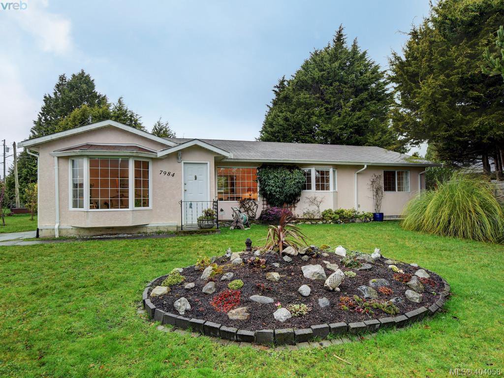 Main Photo: 7984 Lochside Dr in SAANICHTON: CS Turgoose House for sale (Central Saanich) : MLS®# 804692