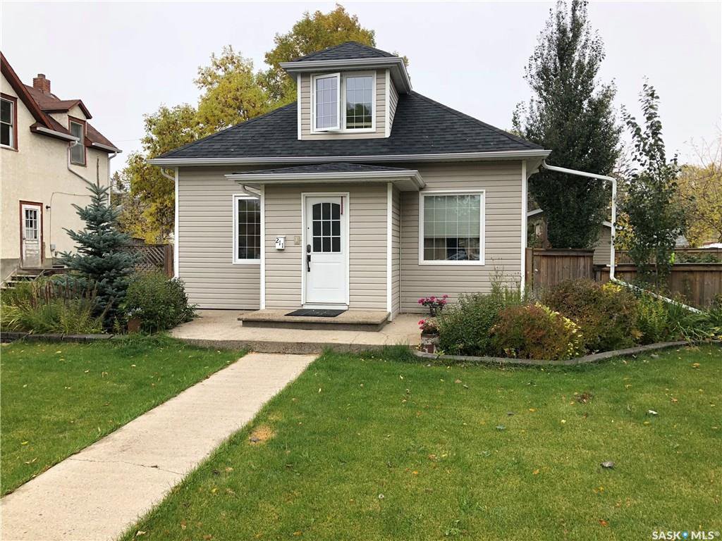 Main Photo: 211 5th Avenue Northwest in Swift Current: North West Residential for sale : MLS®# SK755776