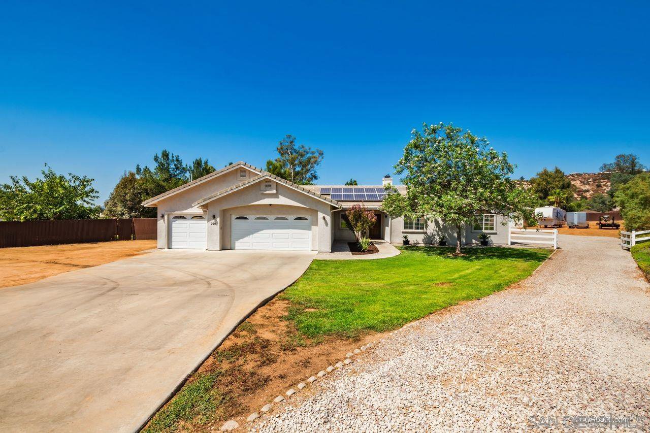 Main Photo: RAMONA House for sale : 5 bedrooms : 790 Sunny Hills Ct