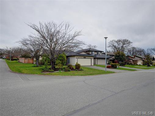 Main Photo: 4077 N Livingstone Ave in VICTORIA: SE Mt Doug Single Family Detached for sale (Saanich East) : MLS®# 753942