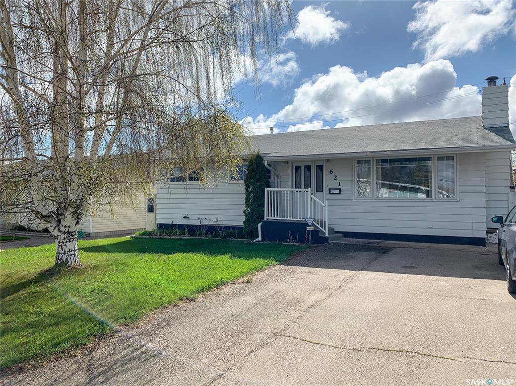 Main Photo: 621 2nd Avenue Southeast in Swift Current: South East SC Residential for sale : MLS®# SK771633