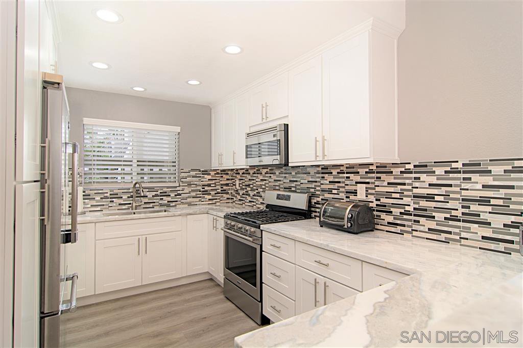 Main Photo: PACIFIC BEACH Townhouse for sale : 3 bedrooms : 1162 Pacific Beach Dr in San Diego