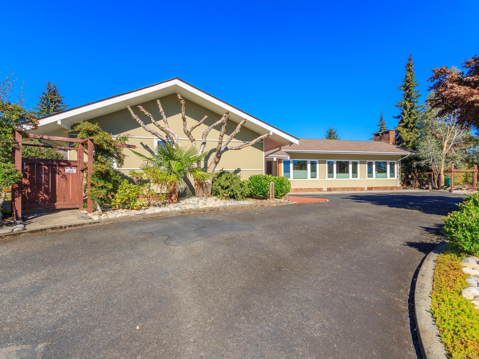 Main Photo: 102 Garner Cres in : Na University District House for sale (Nanaimo) : MLS®# 857380