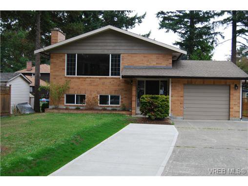 Main Photo: 970 Haslam Ave in VICTORIA: La Glen Lake House for sale (Langford) : MLS®# 679799