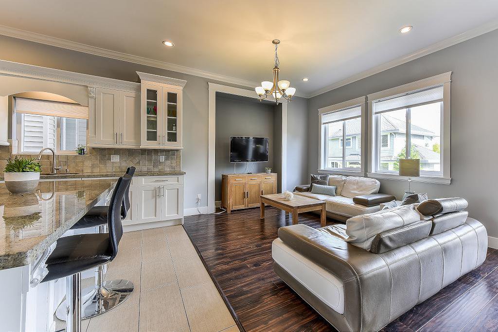 Main Photo: 1640 KING GEORGE BOULEVARD in Surrey: King George Corridor 1/2 Duplex for sale (South Surrey White Rock) : MLS®# R2326674
