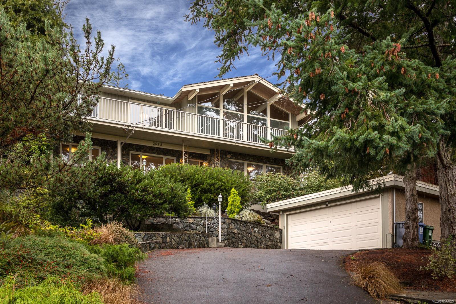 Main Photo: 2015 Pelly Pl in : OB Henderson House for sale (Oak Bay) : MLS®# 856829