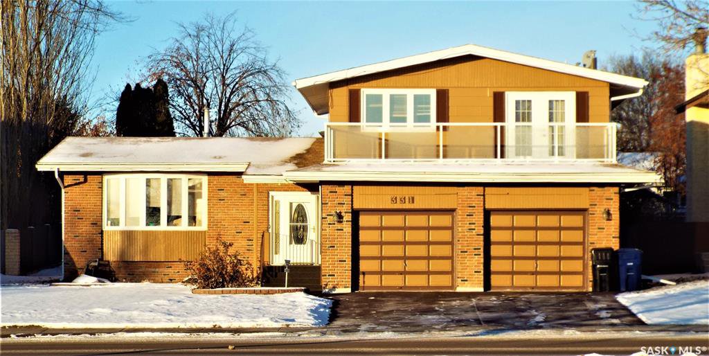 Main Photo: 331 Whiteswan Drive in Saskatoon: Lawson Heights Residential for sale : MLS®# SK795688