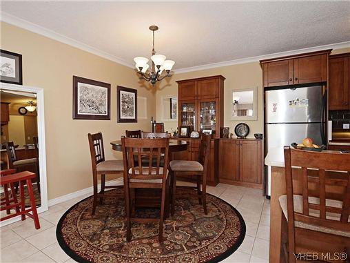 Main Photo: 204 1121 Esquimalt Rd in VICTORIA: Es Saxe Point Condo for sale (Esquimalt) : MLS®# 605948