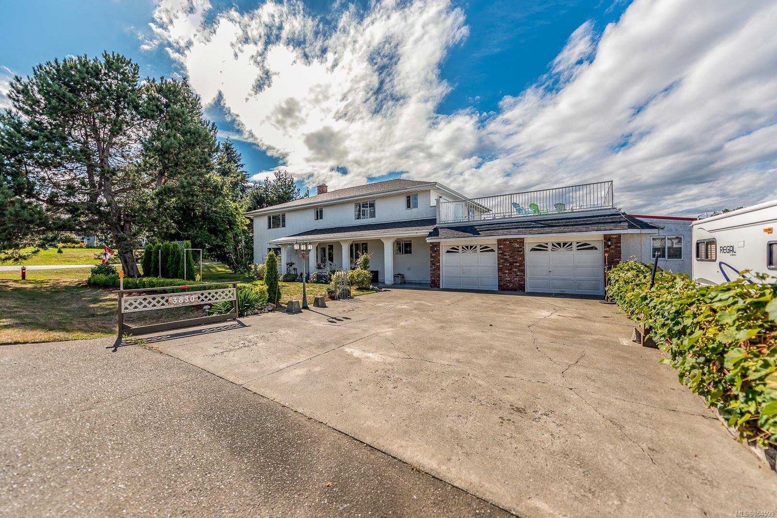 Main Photo: 3830 Laurel Dr in : CV Courtenay South House for sale (Comox Valley) : MLS®# 854599