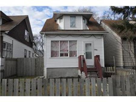 Main Photo: 880 BANNING in Winnipeg: Residential for sale (Canada) : MLS®# 1022230