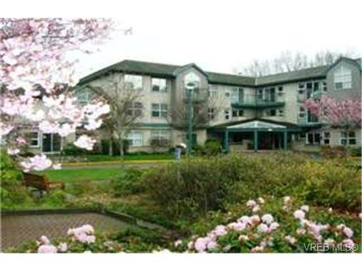 Main Photo: in VICTORIA: SE Cedar Hill Condo for sale (Saanich East) : MLS®# 462350