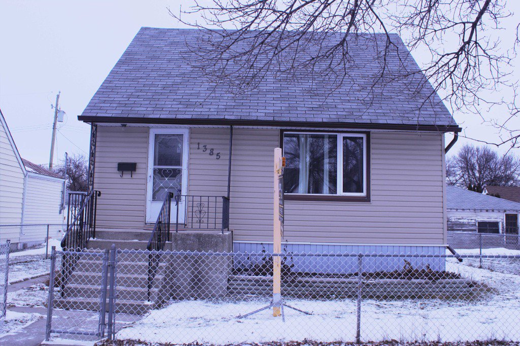 Main Photo: 1385 Manitoba Avenue in Winnipeg: North End Single Family Detached for sale (North West Winnipeg) : MLS®# 1531782