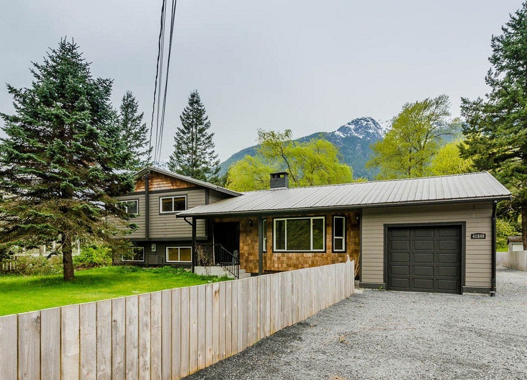 Main Photo: 41549 Cottonwood Road in : Brackendale House for sale (Squamish)