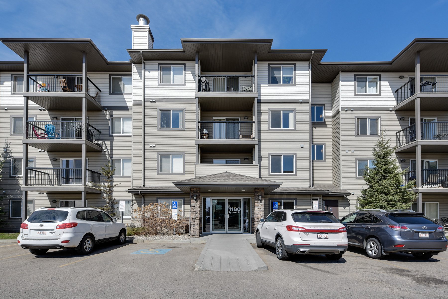 Main Photo: #326, 1180 Hyndman Road: Edmonton Condo : MLS®# E4155993
