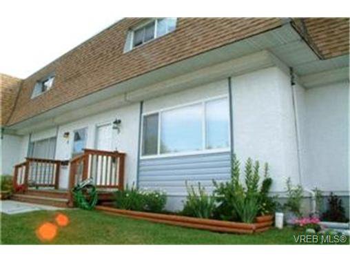 Main Photo: 3 1040 Kenneth St in VICTORIA: SE Lake Hill Row/Townhouse for sale (Saanich East) : MLS®# 406213