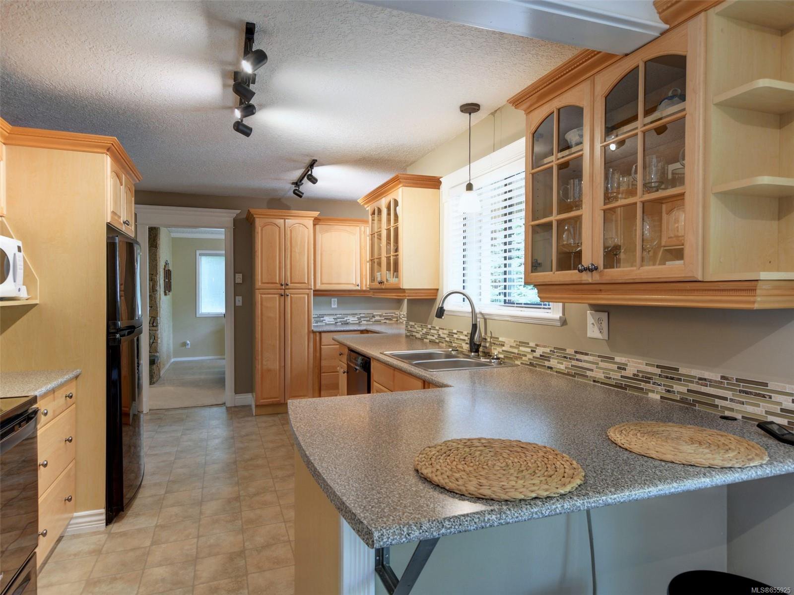 Main Photo: 4406 Hilton Pl in : SE Gordon Head House for sale (Saanich East) : MLS®# 855925
