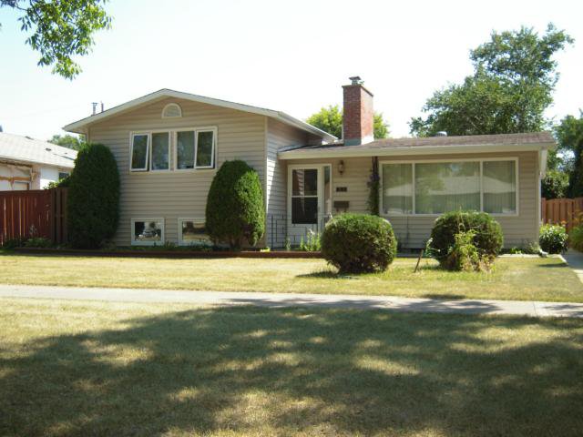 Main Photo: 840 Centennial Street in WINNIPEG: River Heights / Tuxedo / Linden Woods Residential for sale (South Winnipeg) : MLS®# 1215411