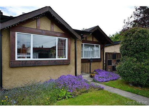 Main Photo: 1725 Lillian Rd in VICTORIA: Vi Fairfield East Half Duplex for sale (Victoria) : MLS®# 627033