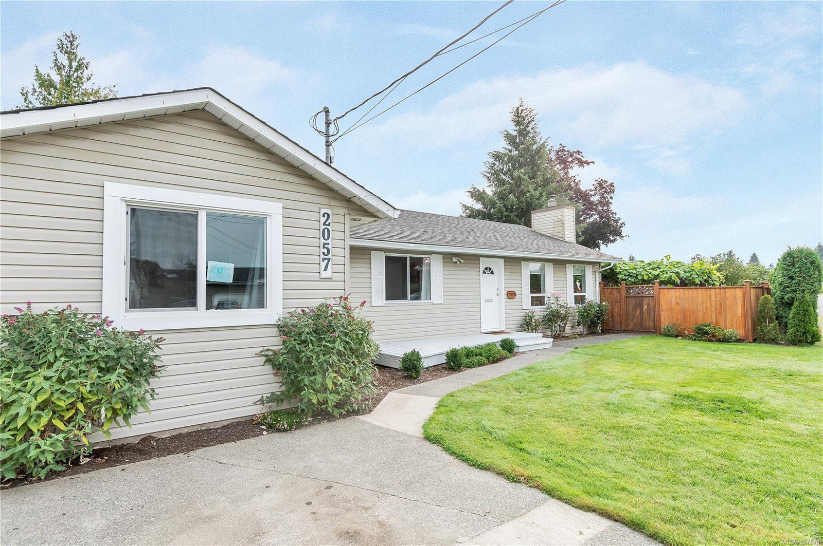 Main Photo: 2057 Eardley Rd in : CR Willow Point House for sale (Campbell River) : MLS®# 857070
