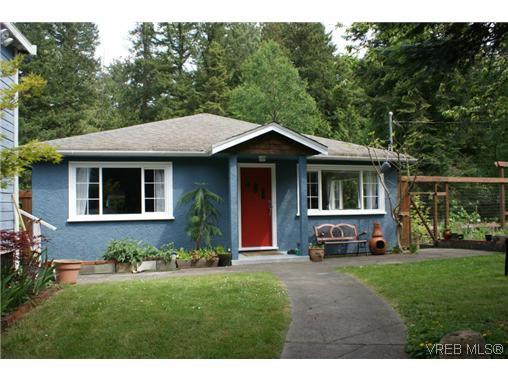 Main Photo: 100 Goward Rd in VICTORIA: SW Prospect Lake Single Family Detached for sale (Saanich West) : MLS®# 608302
